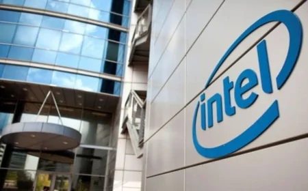 Yatırımcılar yeni CEO'yu beklerken Intel'in üç aylık geliri beklentileri aştı