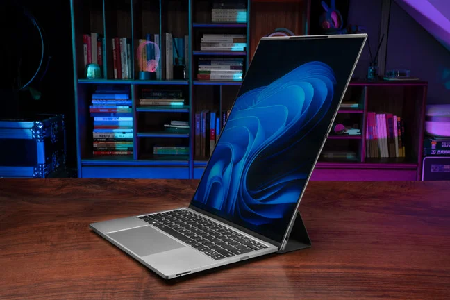 Lenovo güneş enerjili ve katlanabilir ekranlı konsept dizüstü bilgisayarlarını tanıttı